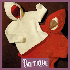 Könnte beinhalten: Zwei gestrickte Kapuzenpullover, einer weiß und einer rot, auf einer braunen Oberfläche ausgelegt. Der weiße Pullover hat einen Reißverschluss. Der rote Pullover hat eine kontrastierende weiße Kapuzenfutter.