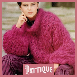 Könnte beinhalten: Ein rosa, flauschiger Strickpullover mit Rollkragen und lockerer Passform. Der Pullover hat ein zartes Lochmuster.