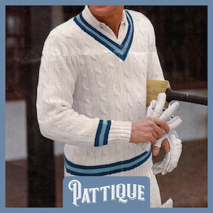 Puede incluir: Jersey de punto de cable blanco con rayas azules y blancas en el cuello, los puños y la cintura. El jersey tiene cuello en V y está hecho de un material suave y cómodo. El jersey es perfecto para un look casual y deportivo.