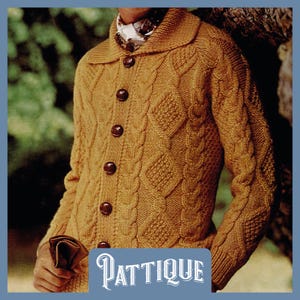 Peut inclure: Un cardigan en tricot torsadé marron avec un devant boutonné et un col. Le cardigan a un motif texturé et est fait d'un matériau doux et chaud.
