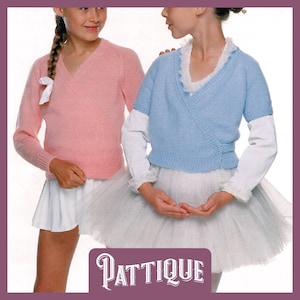 Peut inclure: Deux filles portant des jupes blanches et des pulls tricotés. La fille à gauche porte un pull rose à manches longues et un nœud blanc. La fille à droite porte un pull bleu clair à manches courtes. Les pulls sont tous les deux de style enveloppant.