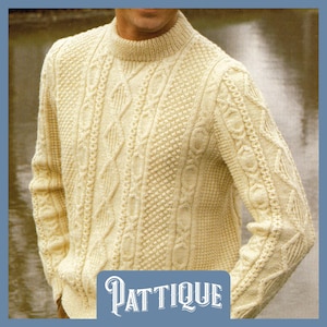 Peut inclure: Un pull en tricot de couleur crème avec un motif en câble. Le pull a un col montant et des manches longues.