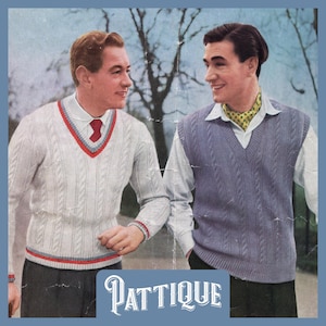 Puede incluir: Dos hombres con suéteres de punto. El hombre de la izquierda lleva un suéter blanco con ribetes rojos y azules. El hombre de la derecha lleva un chaleco de punto azul. La palabra "PATTIQUE" está impresa en el centro inferior de la imagen.