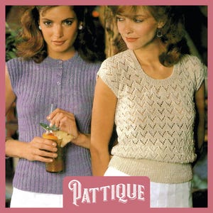 Peut inclure: Deux femmes portant des hauts en tricot. La femme de gauche porte un haut côtelé violet avec une fermeture à bouton. La femme de droite porte un haut en crochet blanc avec un motif en dentelle. Le texte "PATTIQUE" est visible en bas de l'image.