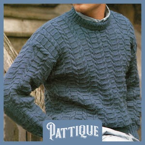 Könnte beinhalten: Ein blauer Strickpullover mit einem Zopfmuster.