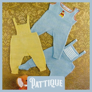 Op de afbeelding: Twee gebreide baby-rompers, een gele en een blauwe. De blauwe romper heeft een rood en wit geborduurd clownontwerp op de voorkant. De gele romper heeft een wit geborduurd ontwerp op de voorkant. De rompers liggen op een gouden, gepatroneerde achtergrond.