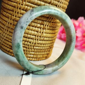 Bracelet rond en jade birman de qualité naturelle de 62,3 mm, noir anthracite, gris fumée, véritable jade avec un mélange unique de vert et de gris