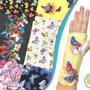 Puede incluir: Una muñequera amarilla con un estampado de mariposas en tonos azules, rojos y rosas. La muñequera se asegura con una correa blanca. Se ven varias muestras de tela con estampados de mariposas en diferentes colores.