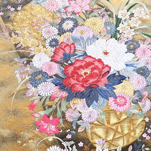 日本の着物ウェディング帯シルクピース、牡丹、菊、ユリ、ヒナギクがあしらわれた金色の花かご。