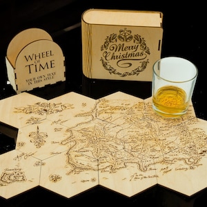 Ensemble de sous-verres de la Roue du temps | Art mural en contreplaqué gravé au laser, décoration des Westlands, cadeau unique pour les fans de WOT, carte gravée sur bois fantaisie