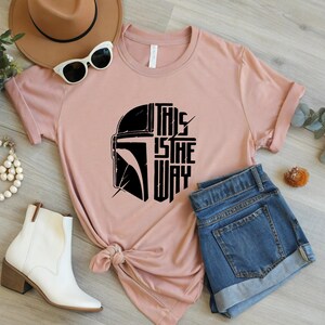 Camiseta Este es el camino, Camiseta Este es el camino de Mandalorian, Camiseta de Star Wars, Camiseta de Disney, Camiseta de Mandalorian, Camiseta de Star Wars imagen 2