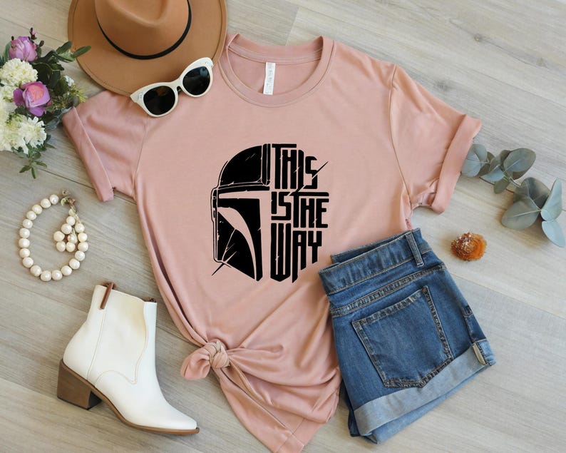 Camiseta Este es el camino, Camiseta Este es el camino de Mandalorian, Camiseta de Star Wars, Camiseta de Disney, Camiseta de Mandalorian, Camiseta de Star Wars imagen 2