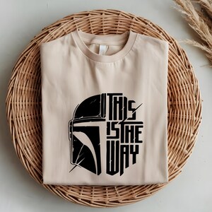 Camiseta Este es el camino, Camiseta Este es el camino de Mandalorian, Camiseta de Star Wars, Camiseta de Disney, Camiseta de Mandalorian, Camiseta de Star Wars imagen 5
