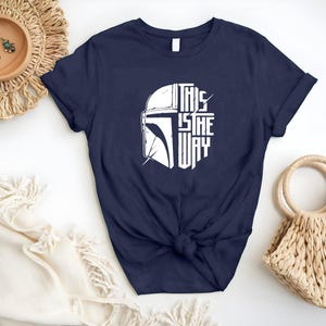 Camiseta Este es el camino, Camiseta Este es el camino de Mandalorian, Camiseta de Star Wars, Camiseta de Disney, Camiseta de Mandalorian, Camiseta de Star Wars imagen 3