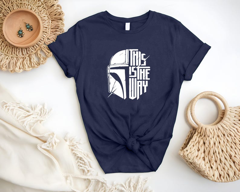 Camiseta Este es el camino, Camiseta Este es el camino de Mandalorian, Camiseta de Star Wars, Camiseta de Disney, Camiseta de Mandalorian, Camiseta de Star Wars imagen 3
