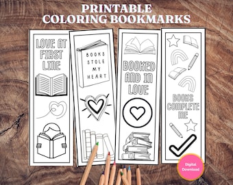 Può includere: Segnalibri da colorare stampabili con illustrazioni e testo in bianco e nero. I segnalibri presentano disegni a tema libro con frasi come "Love at First Line" e "Booked and in Love."