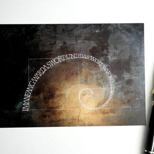 Im Anfang war das Wort - XL Postkarte mit der im Goldenen Schnitt konstruierten Schriftspirale, gedruckt auf Postkartenkarton