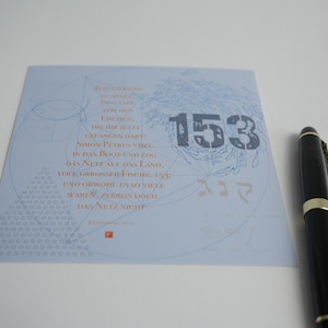 153 Fische, kalligrafische Postkarte mit dem Bibelvers über den Fischfang. Dargestellt sind einige mathematische Bedeutungen der Zahl