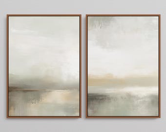 Puede incluir: Dos pinturas abstractas de paisajes enmarcadas en una paleta de colores suaves de blanco, gris y beige. Las pinturas representan una escena brumosa y atmosférica con una línea de horizonte y un reflejo del cielo en el agua.