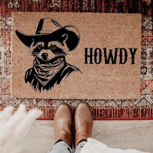Howdy Waschbär Fußmatte, lustige Waschbär-Fußmatte, Cowboy Waschbär-Fußmatte, lustige Willkommens-Matte, Abschlussgeschenk, niedliche Fußmatte, Housewarminggeschenk