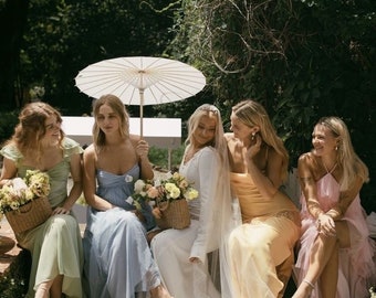 Ombrelle de mariage, parapluie en papier de cérémonie, photo demoiselles d'honneur, tenue de mariée, invités, célébration nuptiale estivale