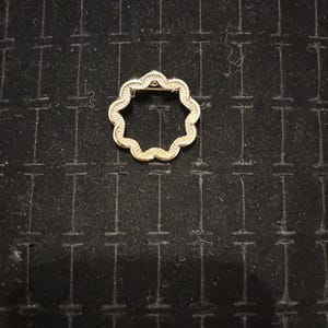 Vintage Open Wavy Flower Wreath Pin