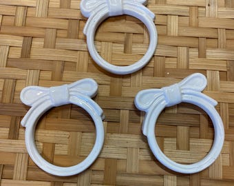 3 servilleteros de porcelana antiguos con forma de lazo