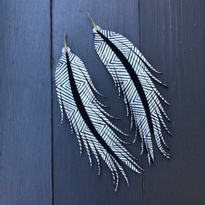 LONGUES boucles d'oreilles plumes tribales - 6,25 po.
