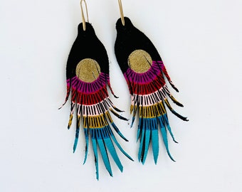 GOTOWE - Sun Tribal z tęczowymi kolorami na czarnej skórze - Prezent - Kolczyki z piór - 4,5” KRÓTKIE - siostra - przyjaciółka - matka - nauczycielka