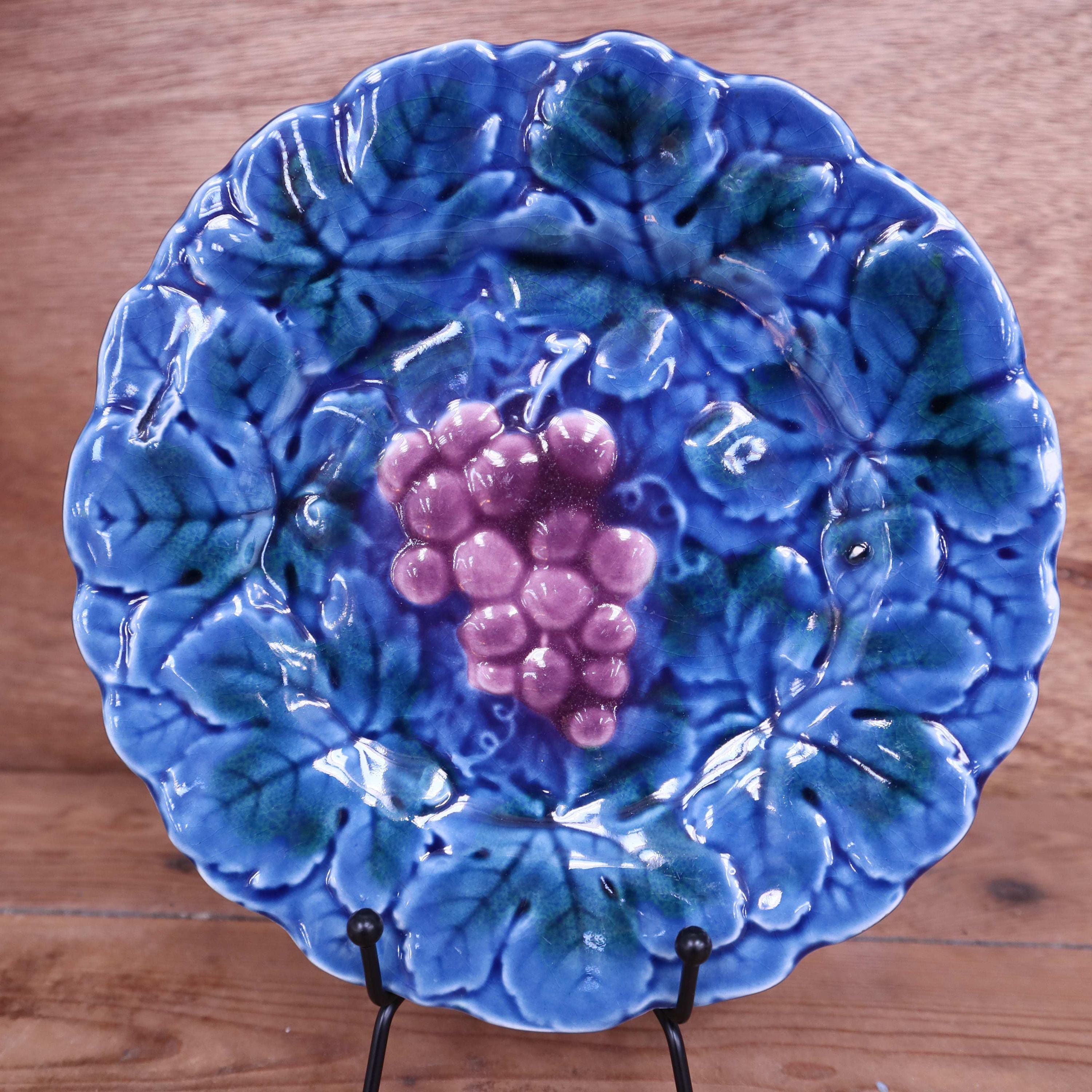 Blue slip plate decorated with a bunch of Sarreguemines grapes