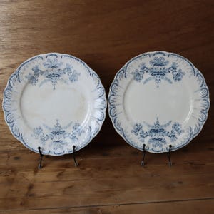 Lot de 2 assiettes plates, dans leur jus, St Amand modèle régence, terre de fer