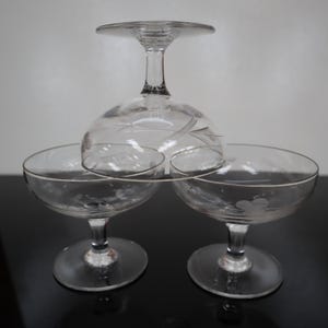 3 coupes à champagne Art Déco en verre gravé