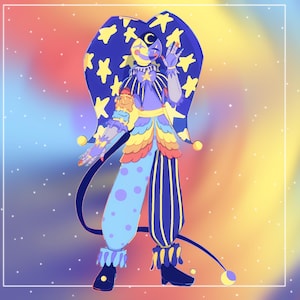 Puede incluir: Ilustración de un personaje de bufón en azul y amarillo. El bufón lleva un gran sombrero con estrellas, una pieza pectoral en forma de estrella y volantes de arcoíris. El pantalón del bufón es azul con lunares morados y rayas verticales. Una larga cola curva termina con una bola amarilla.