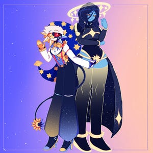 Könnte beinhalten: Eine digitale Illustration mit zwei stilisierten Figuren. Eine Figur trägt eine blau-gelbe sternenmusterte Narrenkappe und ein Outfit mit sonnenartigem Gesicht. Die zweite Figur hat blaue Haut, ein dunkles Sternenoutfit und einen leuchtenden Heiligenschein.