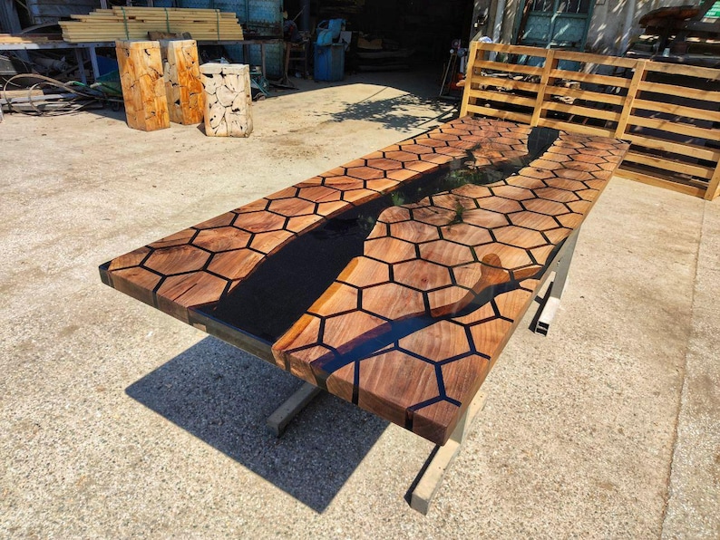 Puede incluir: Una taza de cer&aacute;mica blanca con un asa negra y el texto "But First, Coffee" en negro, en negrita. La taza est&aacute; sobre una superficie blanca.