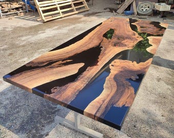 Walnotenhout, zwarte epoxy eettafel, houten tafel met live rand, tafel van zwarte hars, salontafel, tafelblad