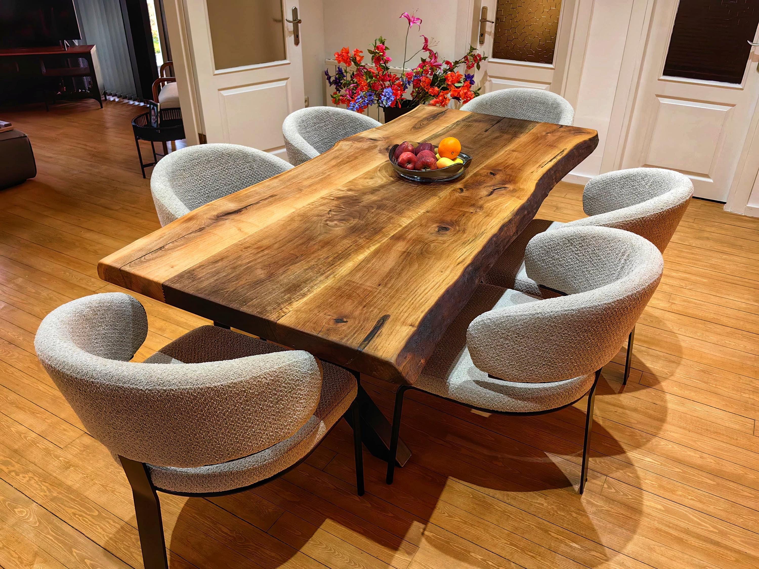 手作りのウォールナットライブエッジダイニングテーブル：素朴な無垢材