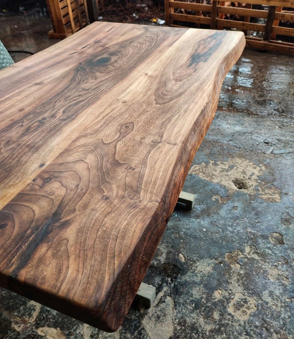 カスタムライブエッジウォールナットダイニングテーブル：無垢材