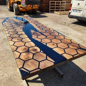 Mesa de comedor de epoxi negra con diseño de panal, mesa de comedor de madera de nogal cortada a medida, muebles de cocina recuperados imagen 9