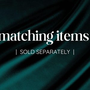 Peut inclure: Texte sur un fond vert fonc&eacute; qui dit "matching items | SOLD SEPARATELY |"