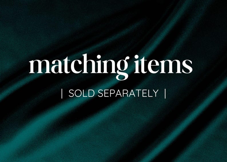Peut inclure: Texte sur un fond vert fonc&eacute; qui dit "matching items | SOLD SEPARATELY |"