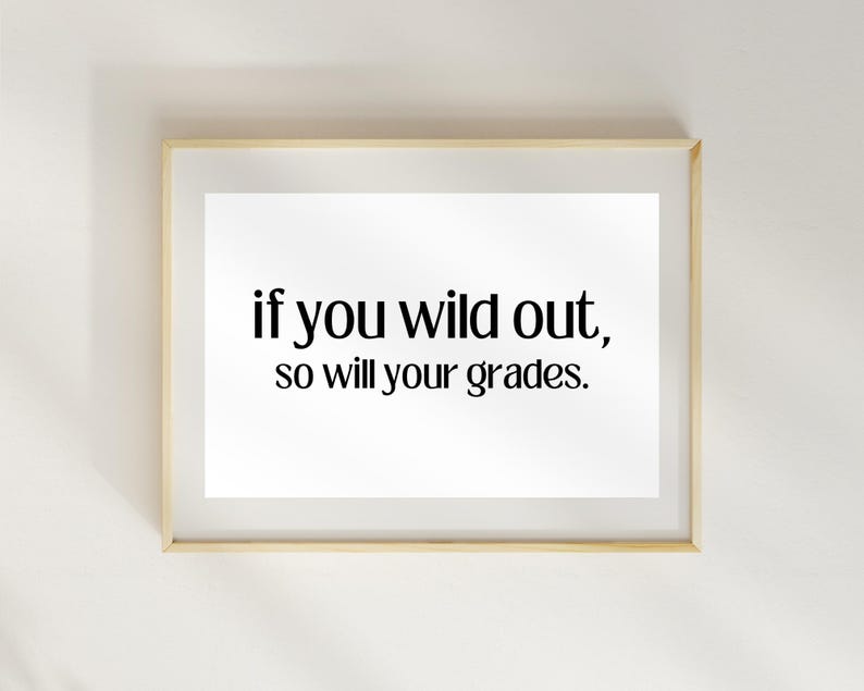Peut inclure: Une impression encadr&eacute;e avec le texte "if you wild out, so will your grades." L'impression est sur du papier blanc et a un cadre noir.
