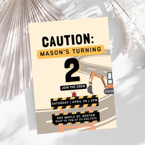 Puede incluir: Una invitación de cumpleaños de construcción amarilla y marrón para un niño que cumple dos años. La invitación dice "ATENCIÓN: MASON CUMPLE 2" con una excavadora de dibujos animados en una carretera. La invitación incluye la fecha, la hora y el lugar de la fiesta.