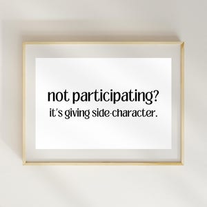 Peut inclure: Une impression encadr&eacute;e avec le texte "not participating? it's giving side-character."