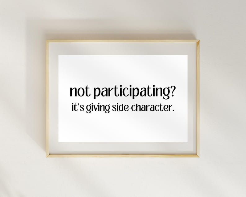 Peut inclure: Une impression encadr&eacute;e avec le texte "not participating? it's giving side-character."