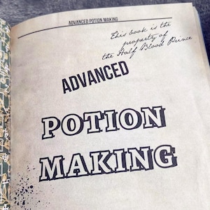 Puede incluir: Primer plano de un libro titulado "Advanced Potion Making". El libro est&aacute; abierto en una p&aacute;gina con el t&iacute;tulo "Advanced Potion Making" escrito en letras grandes y en negrita. El texto "This book is the property of the Half-Blood Prince" est&aacute; escrito en cursiva en la parte superior de la p&aacute;gina.