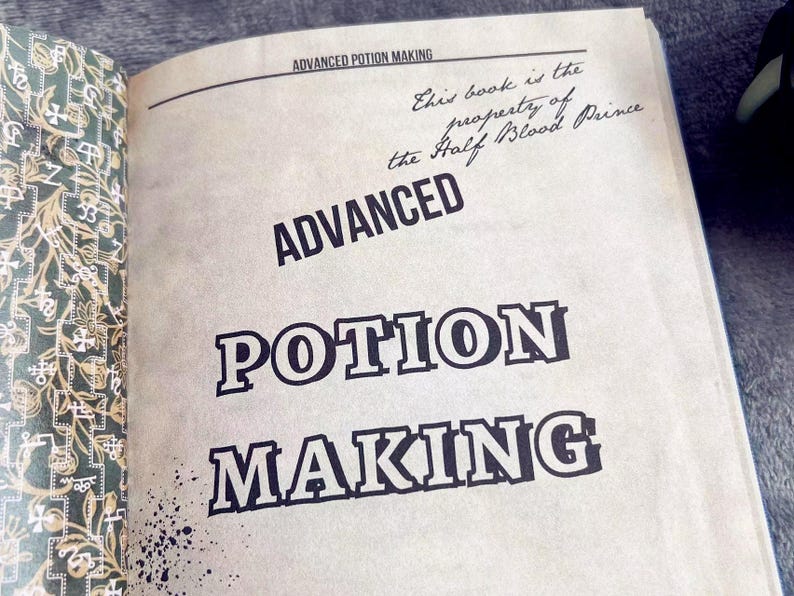Puede incluir: Primer plano de un libro titulado "Advanced Potion Making". El libro est&aacute; abierto en una p&aacute;gina con el t&iacute;tulo "Advanced Potion Making" escrito en letras grandes y en negrita. El texto "This book is the property of the Half-Blood Prince" est&aacute; escrito en cursiva en la parte superior de la p&aacute;gina.
