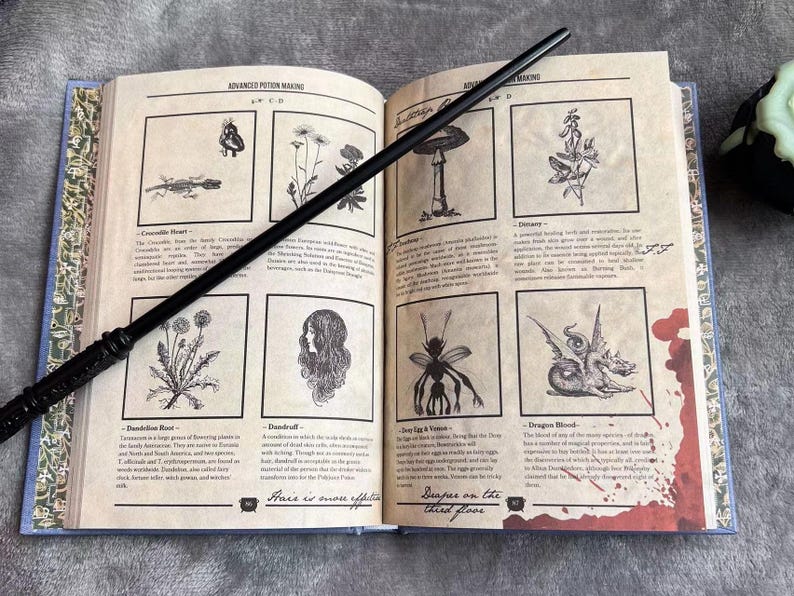 Puede incluir: Un libro abierto con una varita negra encima. El libro se titula "Advanced Potion Making" y tiene ilustraciones de varias plantas y criaturas. El texto en la p&aacute;gina dice "El pelo es m&aacute;s efectivo que las l&aacute;grimas en el tercer piso."
