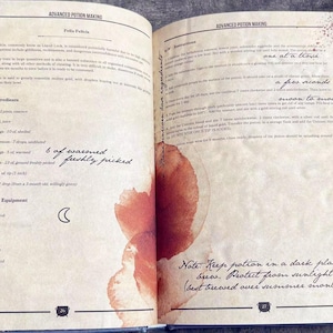Puede incluir: Un libro abierto con una receta para una poci&oacute;n llamada "Felis Felicis" escrita en una fuente manuscrita. La receta incluye ingredientes como huevos de salamandra, sangre de unicornio y 6 p&eacute;talos de luci&eacute;rnaga reci&eacute;n recogidos y calentados. El libro tiene una mancha marr&oacute;n en la p&aacute;gina y un s&iacute;mbolo de luna creciente.