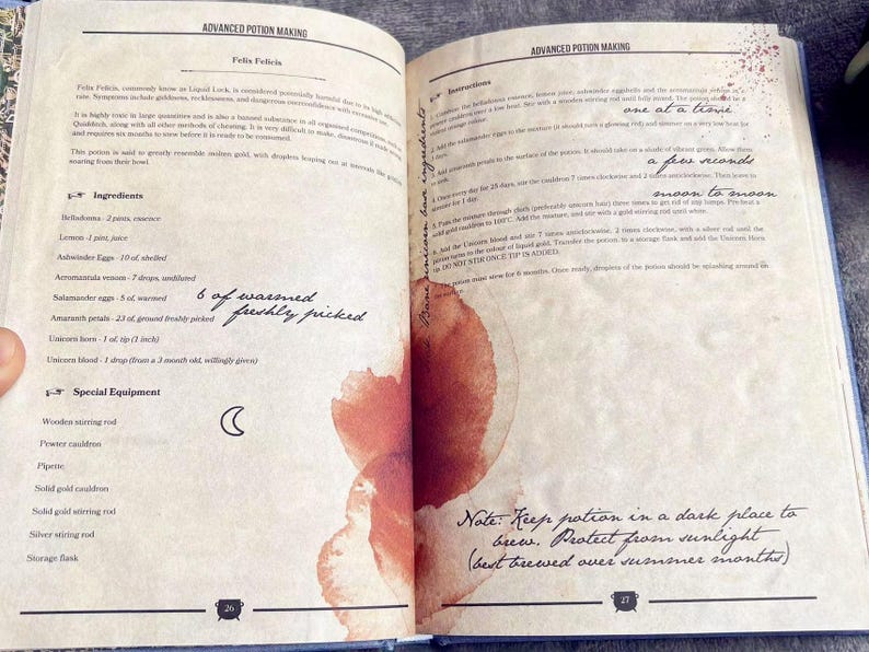 Puede incluir: Un libro abierto con una receta para una poci&oacute;n llamada "Felis Felicis" escrita en una fuente manuscrita. La receta incluye ingredientes como huevos de salamandra, sangre de unicornio y 6 p&eacute;talos de luci&eacute;rnaga reci&eacute;n recogidos y calentados. El libro tiene una mancha marr&oacute;n en la p&aacute;gina y un s&iacute;mbolo de luna creciente.